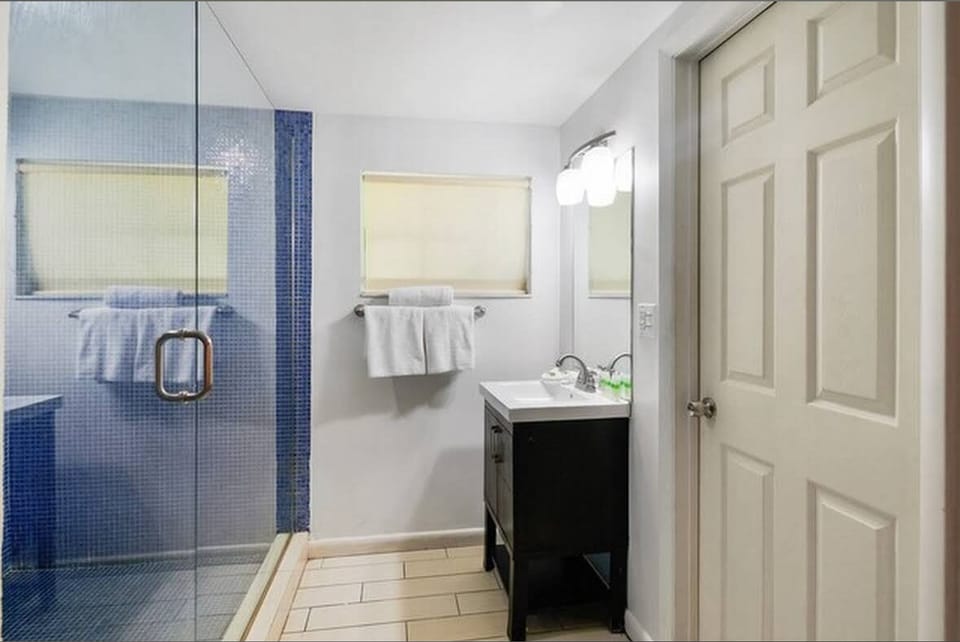 Deluxe Double Room | Bathroom | Separate tub and shower, bidet, towels