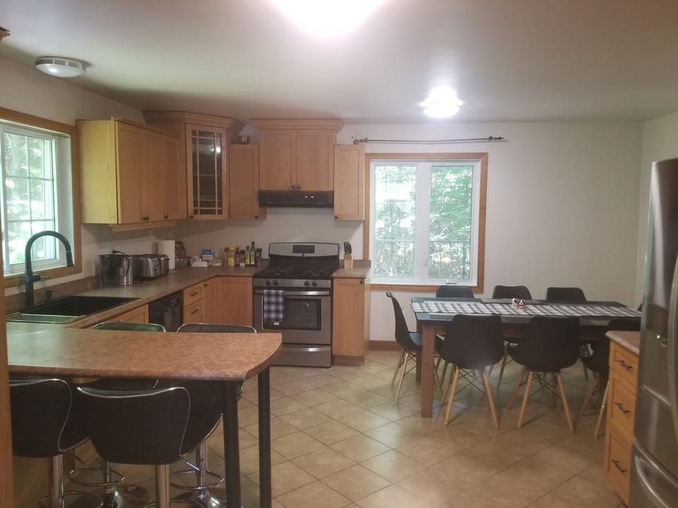 spacous kitchen 20 ft by 20 ft fully equiped