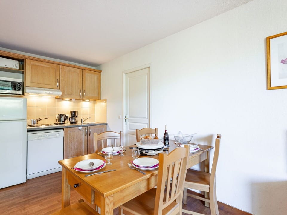 Table, Furniture, Tableware, Property, Sky, Chair, Textile, Interior Design, Wood, Tree
