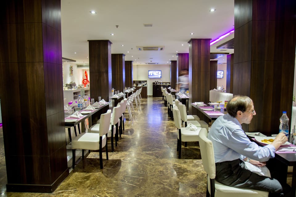 2 restaurants; breakfast and dinner served