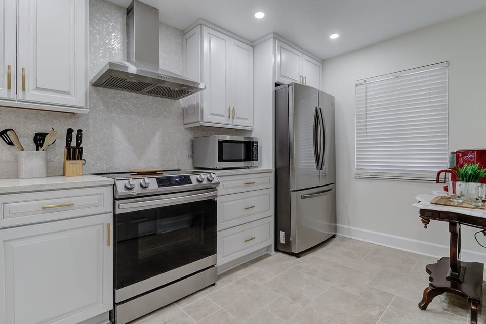 You can host a dinner party or enjoying a quiet breakfast to this modern kitchen.