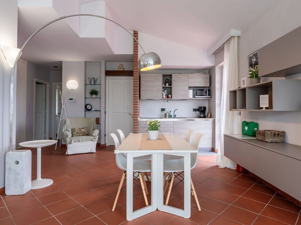 Table, Furniture, Property, Houseplant, Interior Design, Flowerpot, Wood, Couch, Chair, Cabinetry