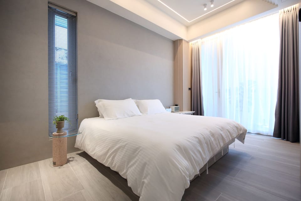 Hypo-allergenic bedding, minibar, blackout drapes, free WiFi