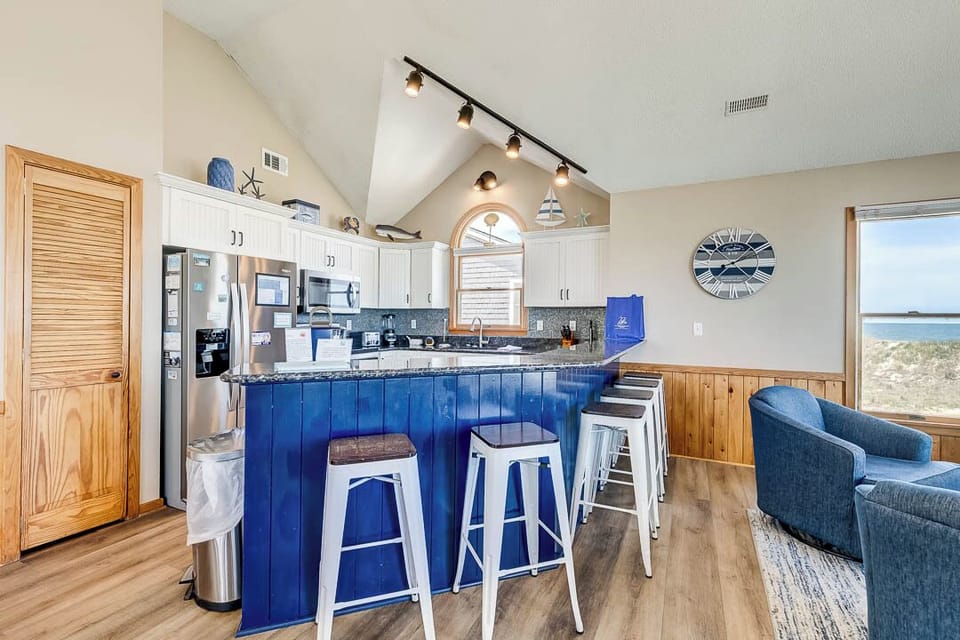 Top-Level Kitchen with Bar (seats 6)
