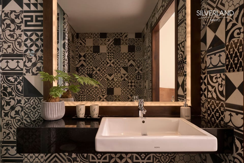 Sakyo Suite | Bathroom | Free toiletries, hair dryer, slippers, towels