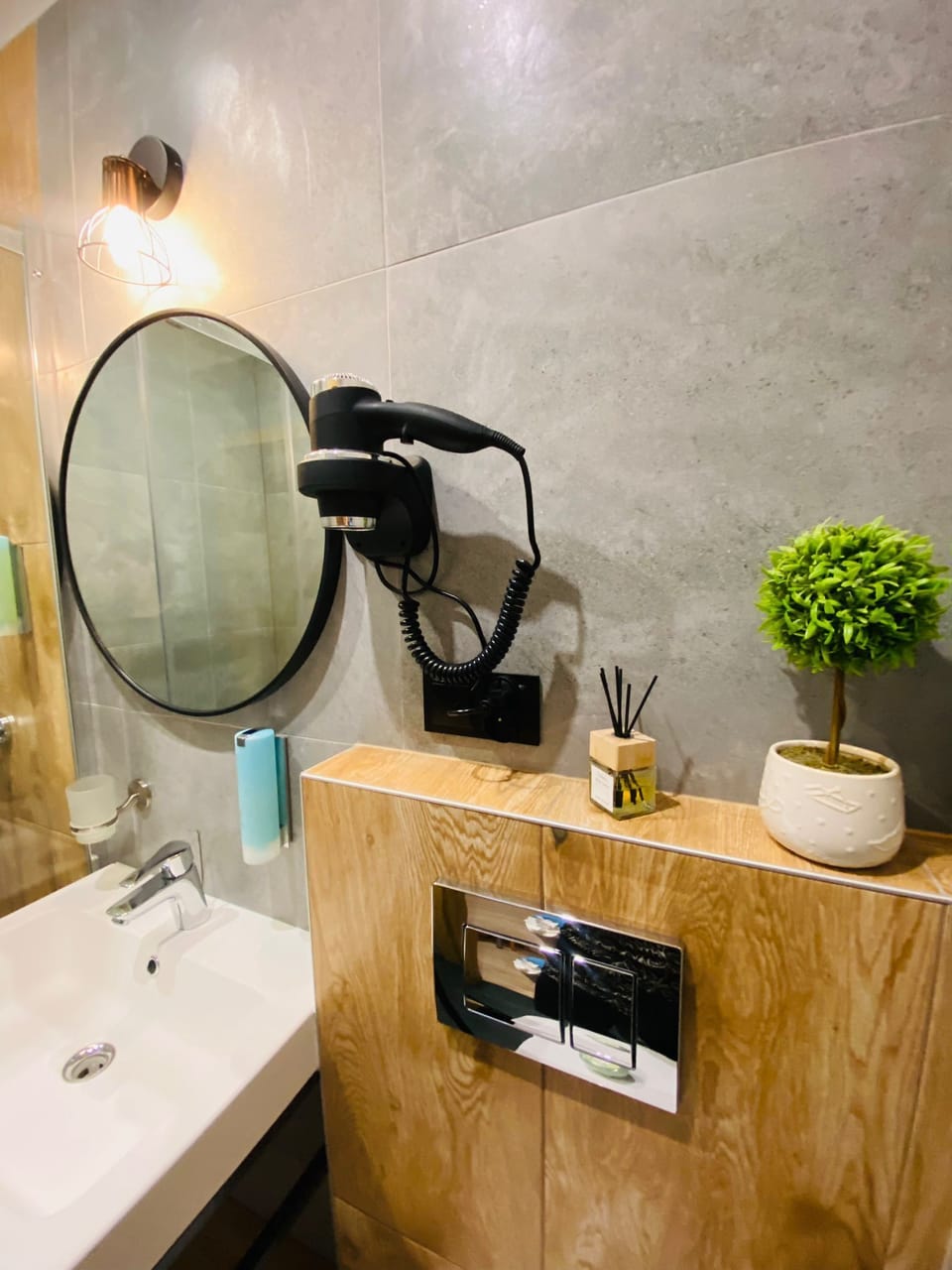 Comfort Double Room, Courtyard (with private bathroom) | Bathroom | Shower, free toiletries, hair dryer, towels
