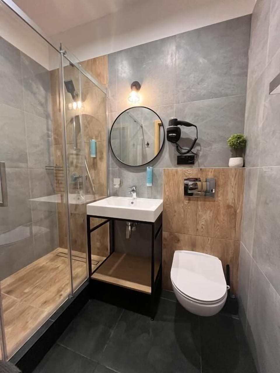 Comfort Double Room, Courtyard (with private bathroom) | Bathroom | Shower, free toiletries, hair dryer, towels
