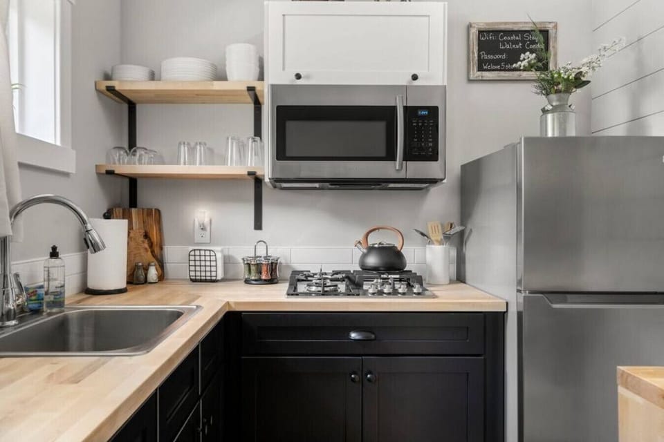 Modern kitchen equipped with essential appliances and a refrigerator 🍾🍳