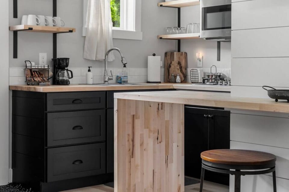 Kitchen with a versatile counter and extra seating for family time 🥘🍽️