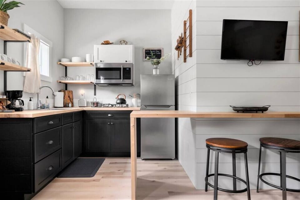 Fully stocked kitchen with a versatile countertop for dining and prep 🍳