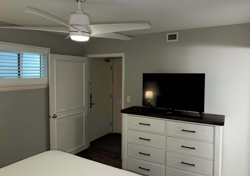 Second bedroom with TV and bathroom access