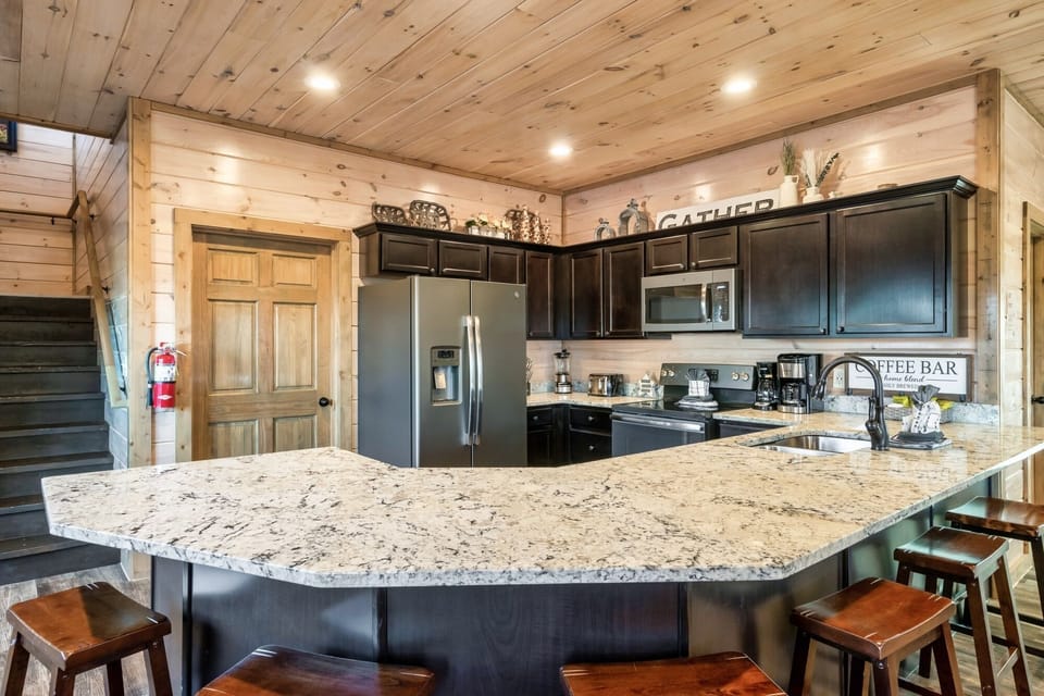 Family Cabin | Private kitchen | Full-size fridge, microwave, oven, stovetop
