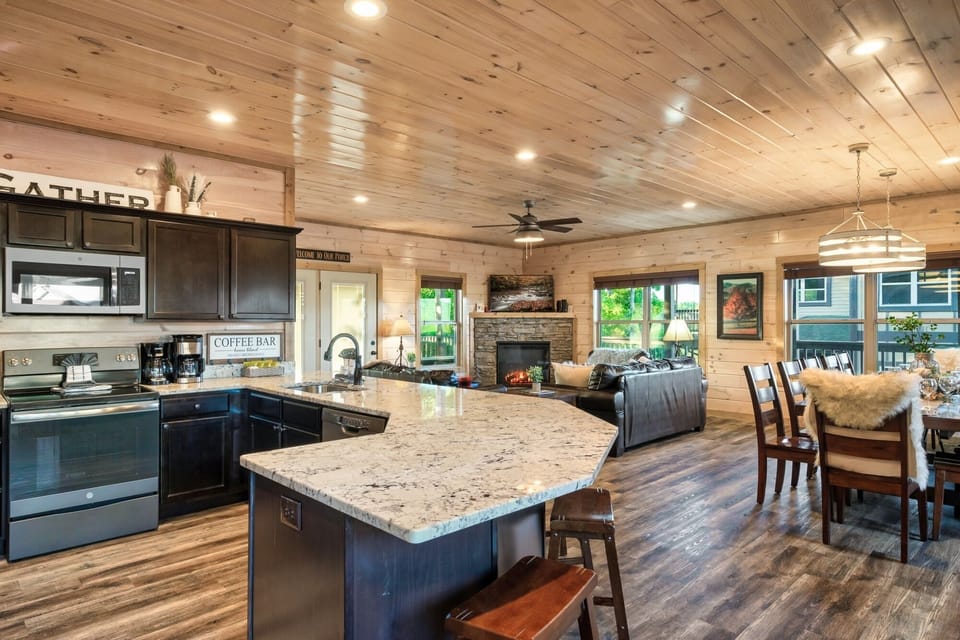 Family Cabin | Private kitchen | Full-size fridge, microwave, oven, stovetop