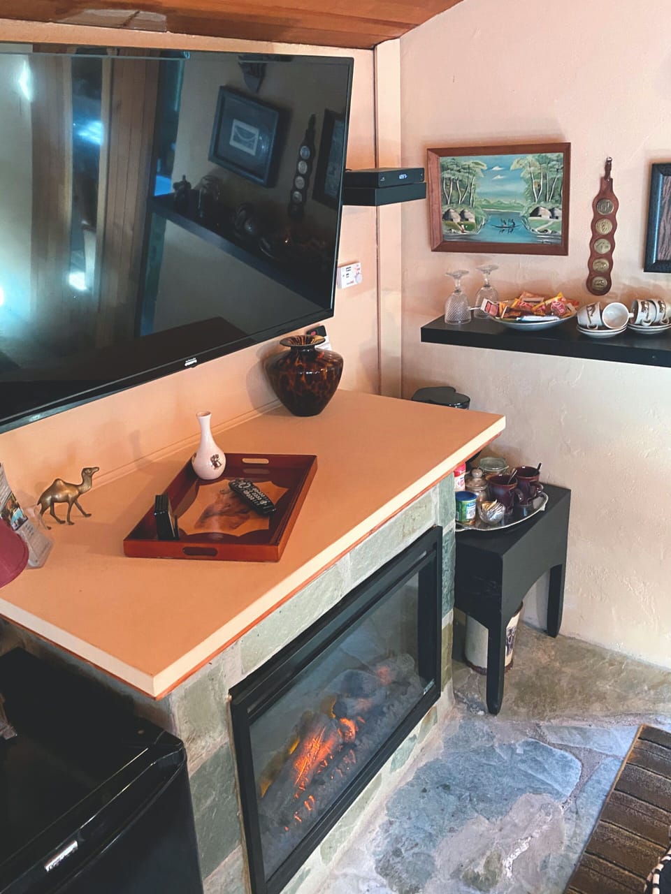 House, 1 Queen Bed (Safari) | Living area | Flat-screen TV, pay movies
