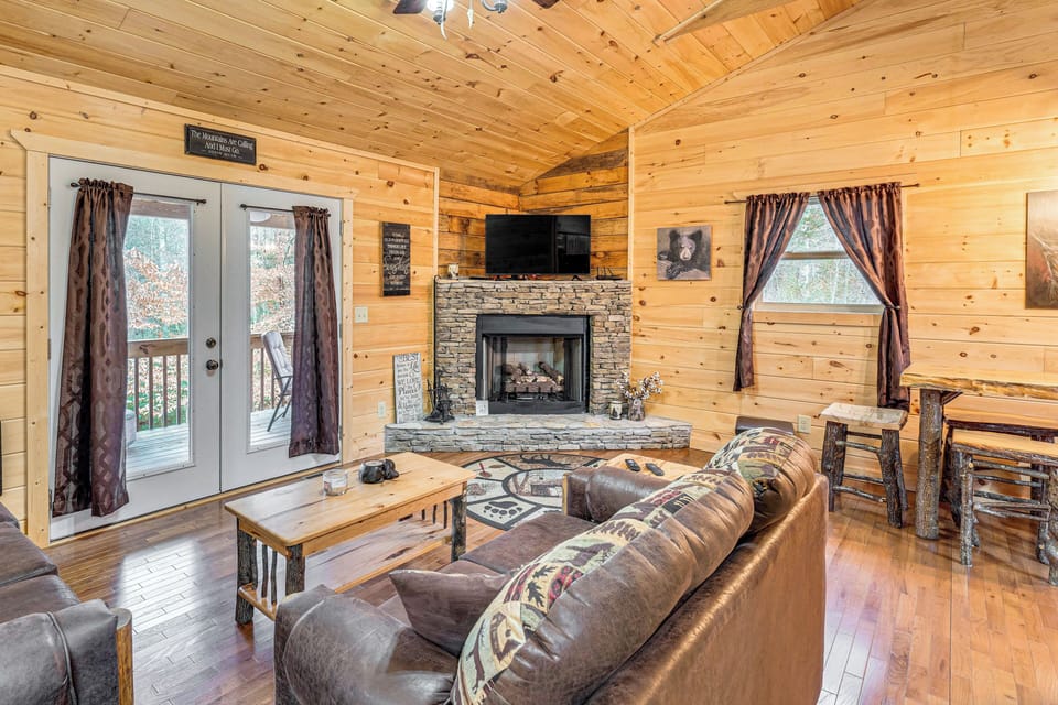 Living Room | Smart TV | Free WiFi | Open Floor Plan