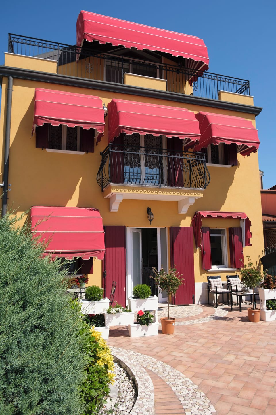 Esterno con giardino e parcheggio
