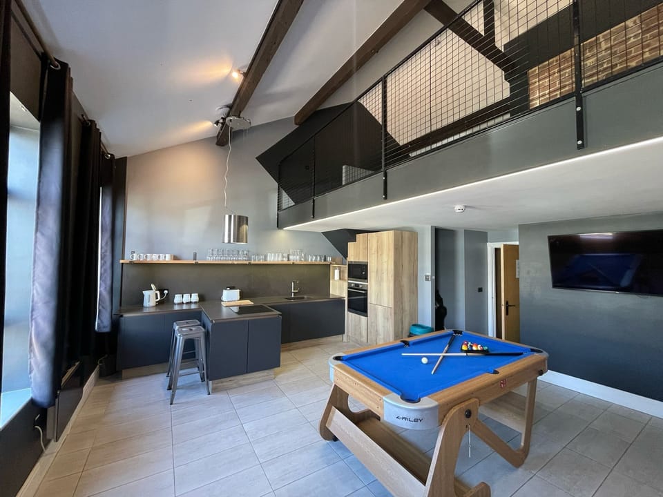 Luxury Penthouse, Private Bathroom | Shared kitchen | Dining tables