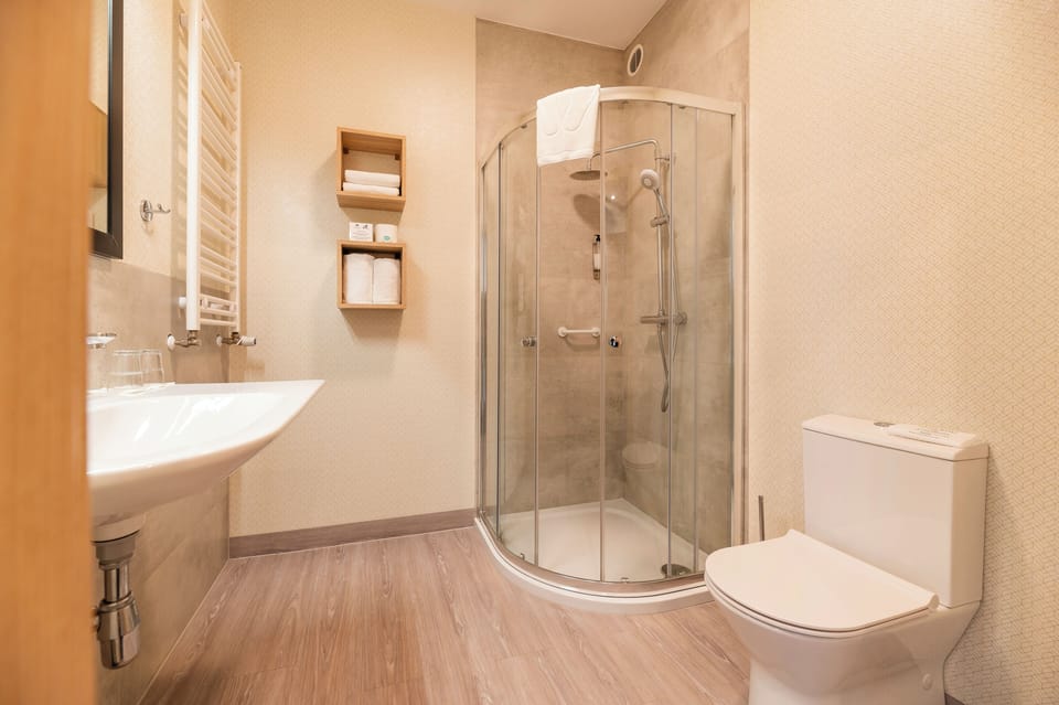 Superior Room | Bathroom | Shower, rainfall showerhead, free toiletries, hair dryer