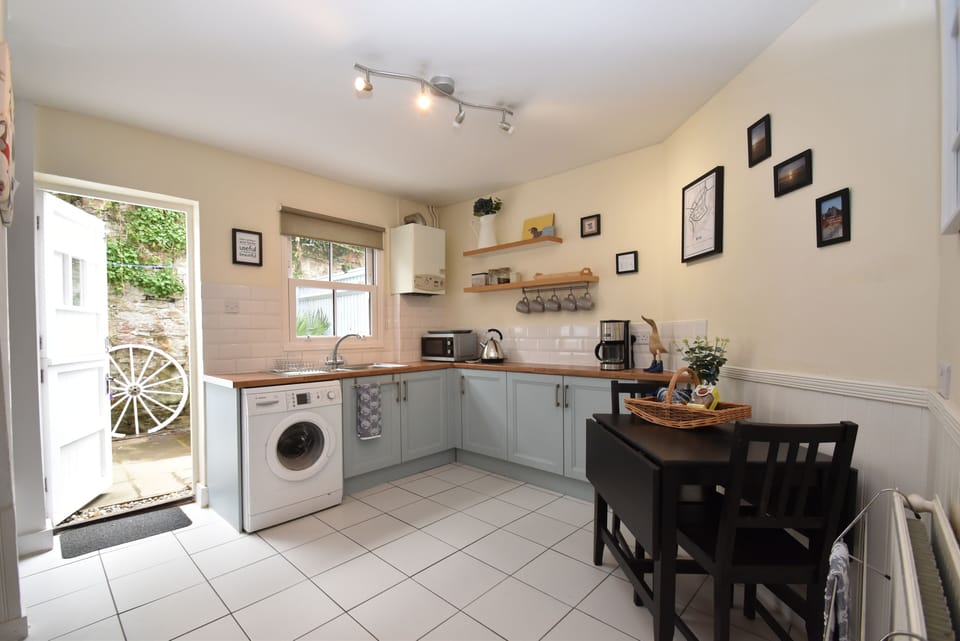 Comfort Cottage | Private kitchen | Fridge, microwave, oven, stovetop