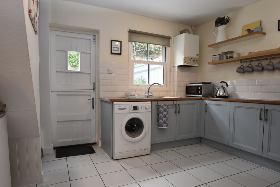 Comfort Cottage | Private kitchen | Fridge, microwave, oven, stovetop