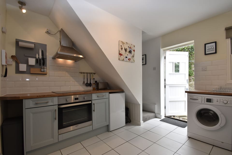 Comfort Cottage | Private kitchen | Fridge, microwave, oven, stovetop