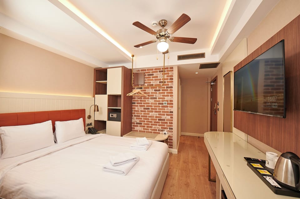Egyptian cotton sheets, premium bedding, Select Comfort beds, minibar