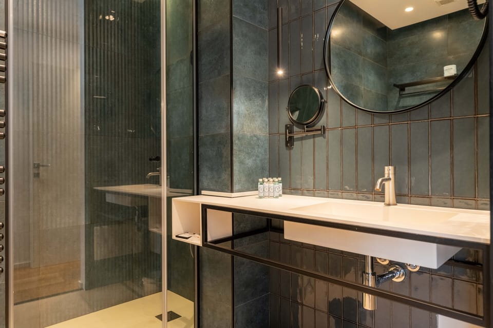 Superior Room | Bathroom | Separate tub and shower, rainfall showerhead, free toiletries