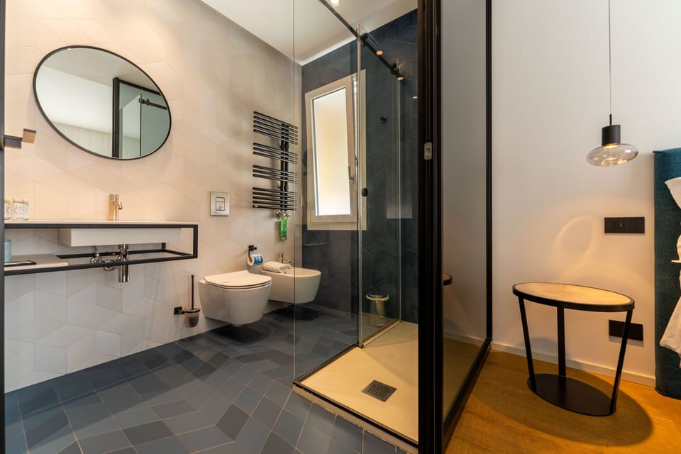 Deluxe Double Room | Bathroom | Separate tub and shower, rainfall showerhead, free toiletries