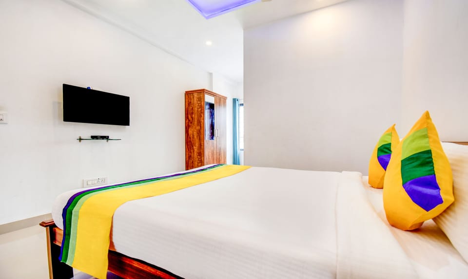 Standard Room | Desk, iron/ironing board, bed sheets