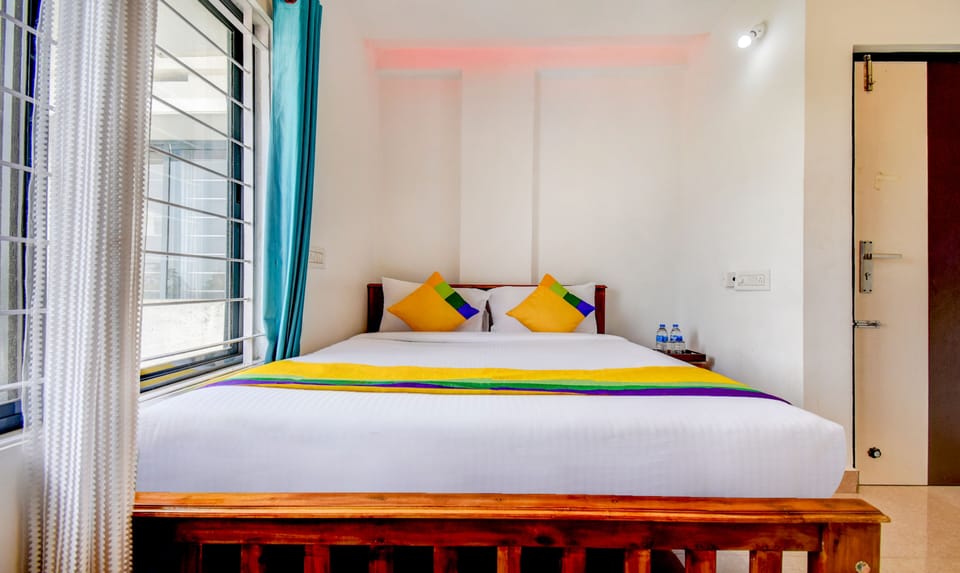 Economy Room | Desk, iron/ironing board, bed sheets