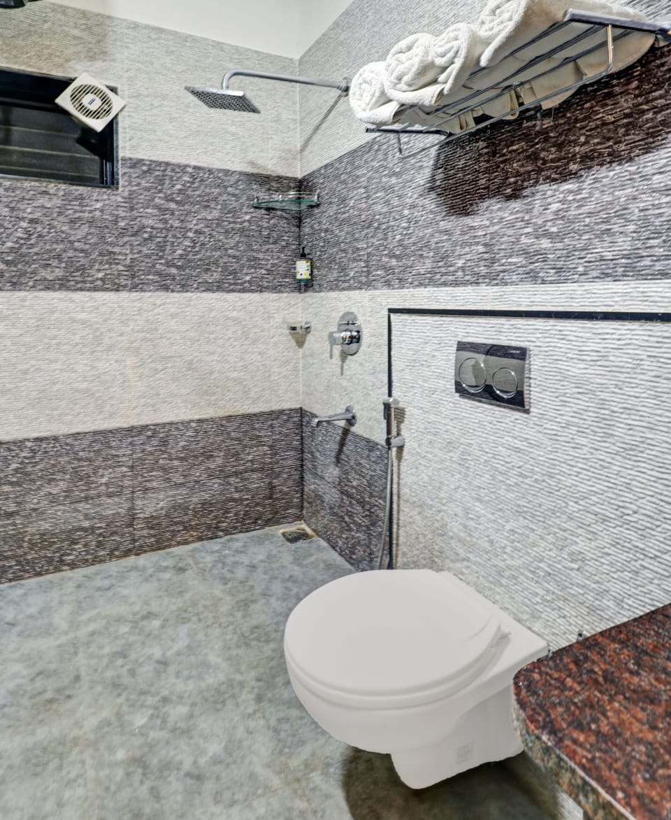 Deluxe Room | Bathroom | Shower, free toiletries, towels, soap