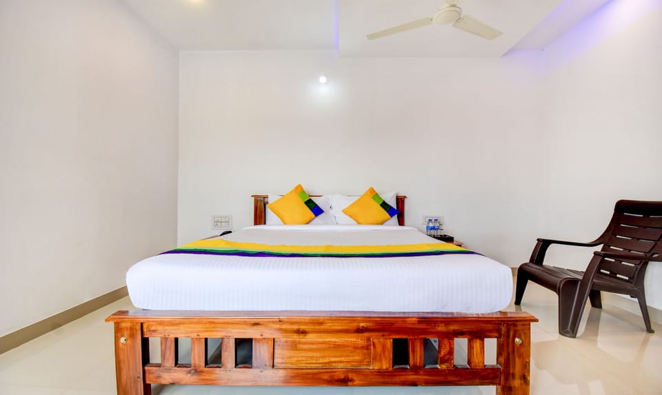 Standard Room | Desk, iron/ironing board, bed sheets