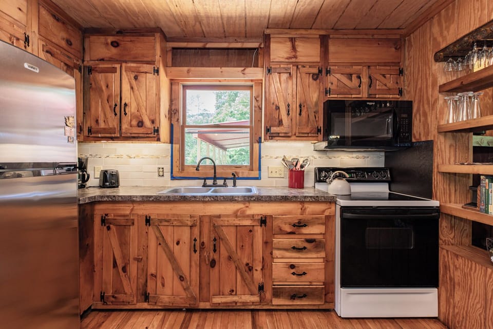 Main Cabin Kitchen *note no dishwasher