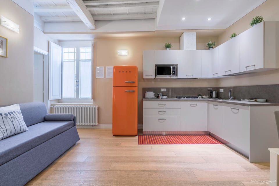 Full-size fridge, microwave, dishwasher, coffee/tea maker