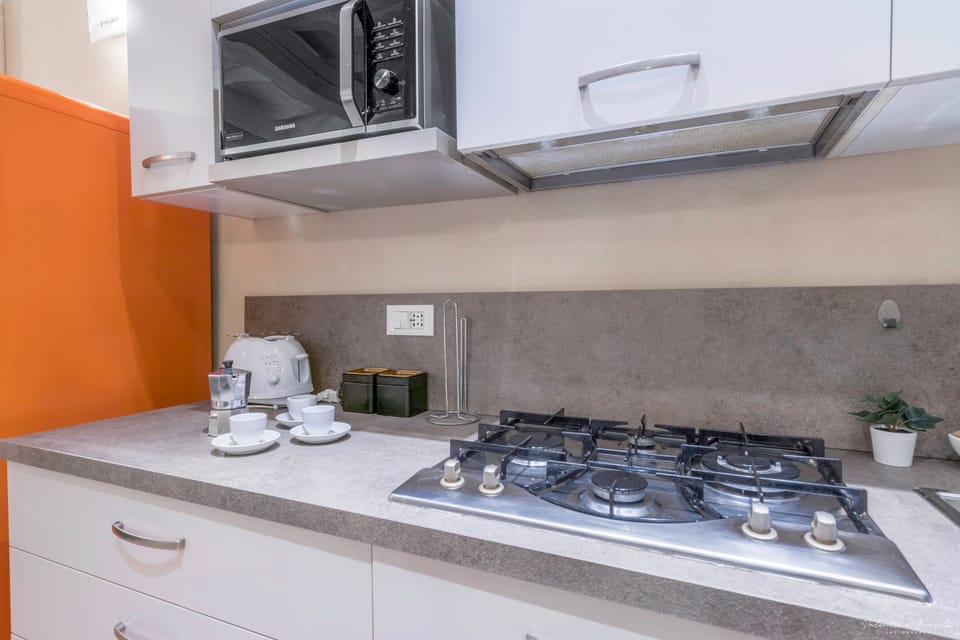 Full-size fridge, microwave, dishwasher, coffee/tea maker