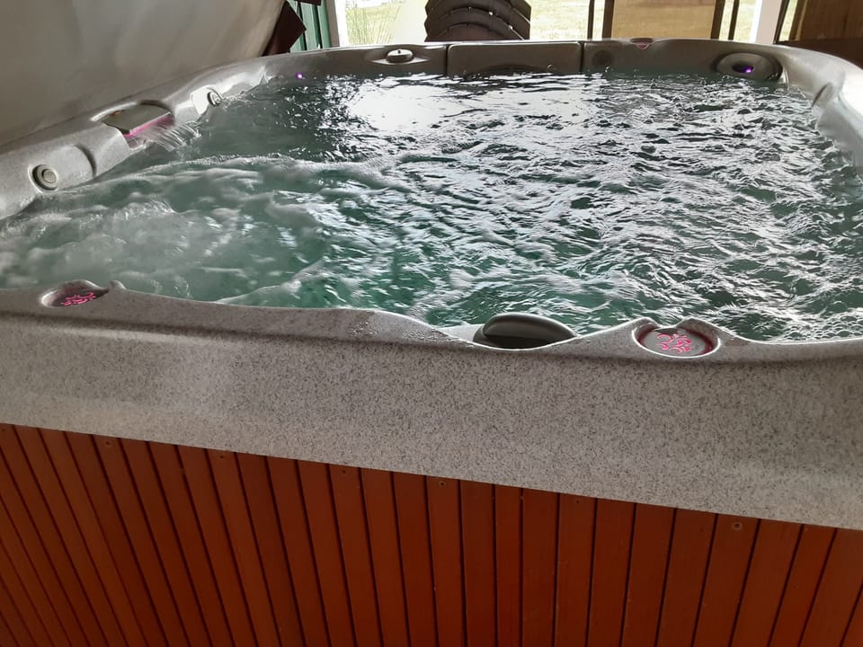 Indoor spa tub
