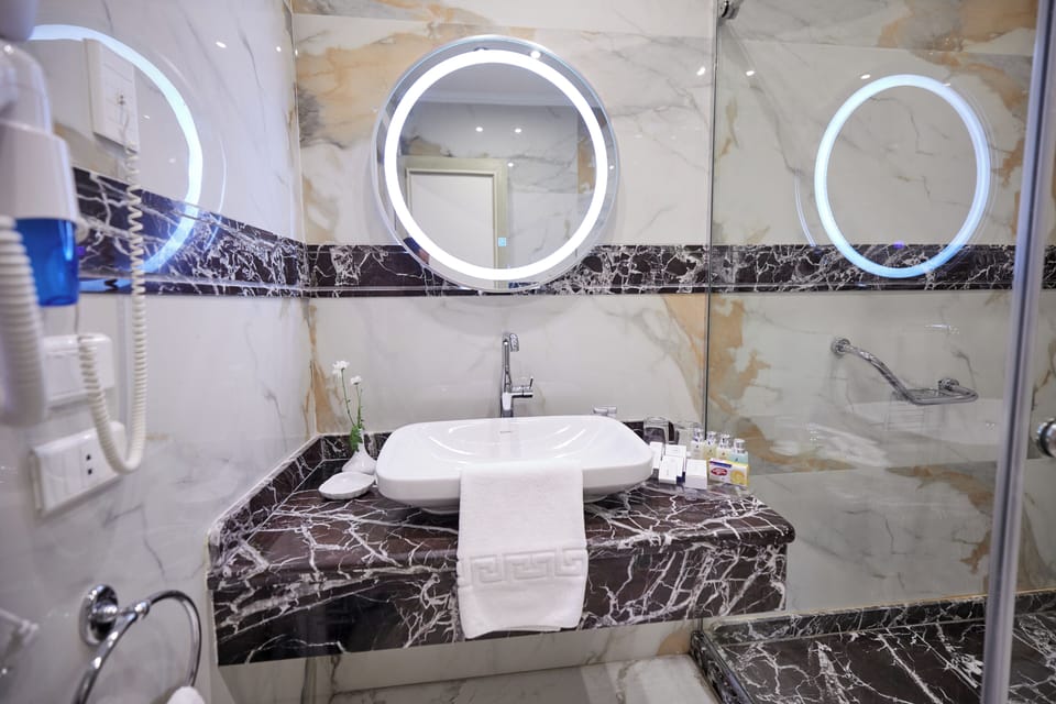 Queen Suite | Bathroom