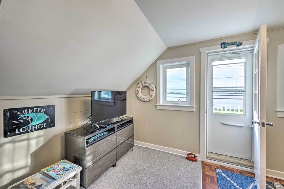 Living Room | DVD Player | Stereo w/ CD Player | Board Games