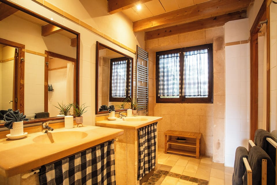 Standard Quadruple Room | Bathroom | Shower, free toiletries, hair dryer, towels