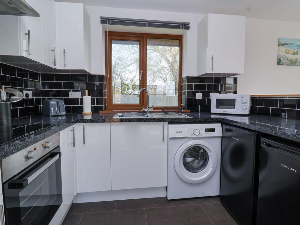 Cottage | Private kitchen | Fridge, electric kettle, toaster, cookware/dishes/utensils