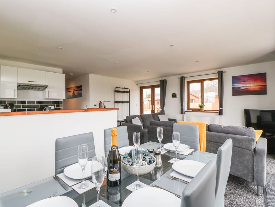 Cottage | Dining