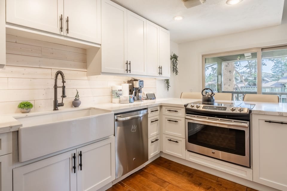 Fully Equipped Kitchen, Quartz Countertops