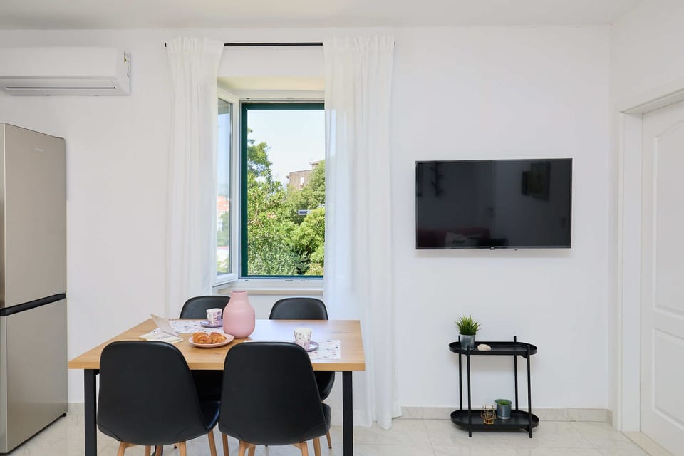 Apartment (1 Bedroom) | In-room dining