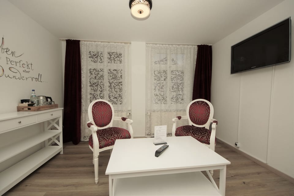 Comfort Double Room | Living area | 22-inch flat-screen TV with satellite channels, TV
