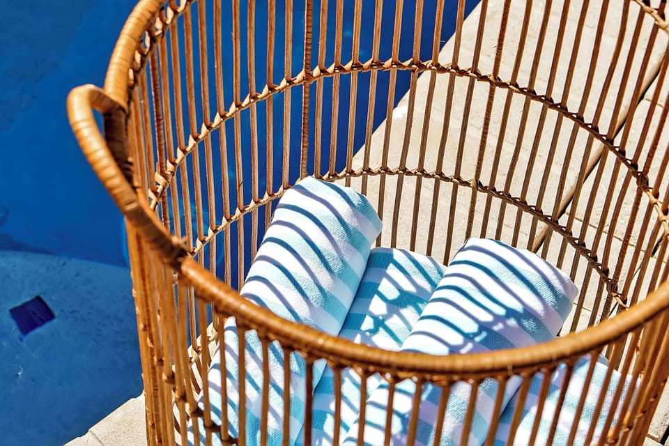 Details that matter: rolled pool towels by the lanai mean less packing and more play. Step out for a quick splash, dry off fast, and head back to parks. It’s the perfect mid-day reset—shade for parents warm water for the kids, and happy memories on repeat.
