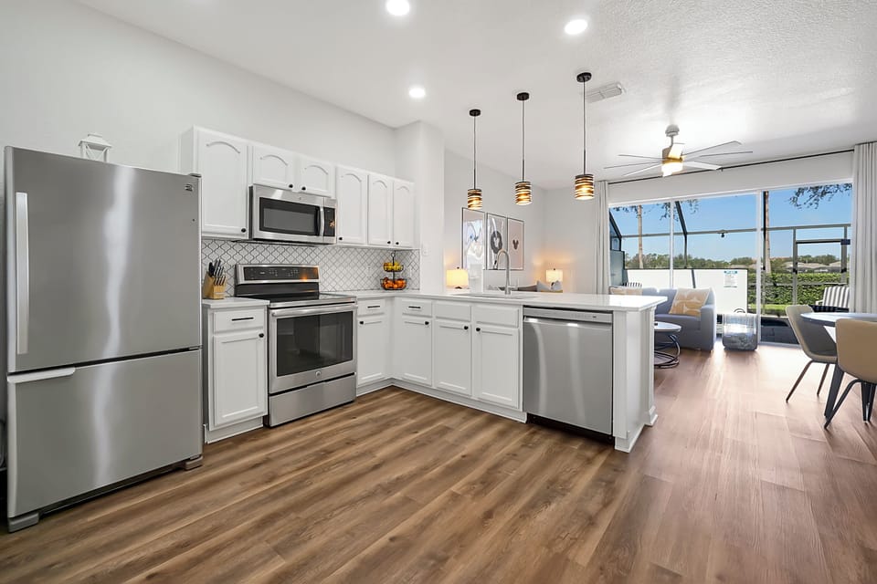 Space to reconnect between park adventures. Parents sip coffee at the island while kids curl up on comfy couches. The open layout makes meals, movie night and morning rope drop prep simple, so your family can relax, reset, and get ready for more magic too.