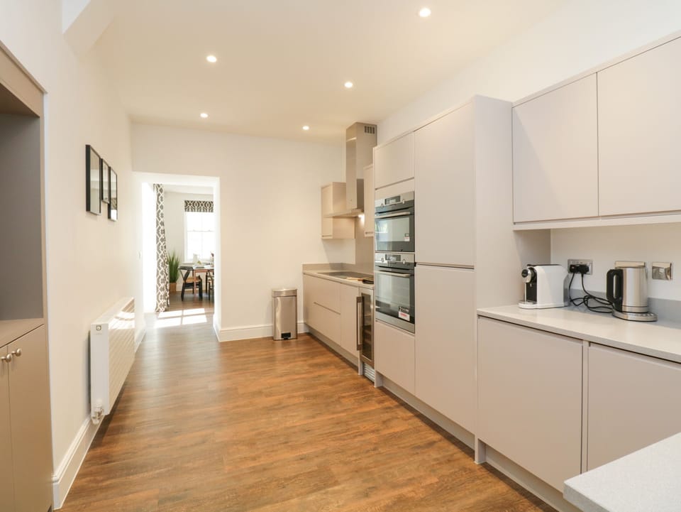 Cottage | Private kitchen | Fridge, dishwasher, electric kettle, toaster