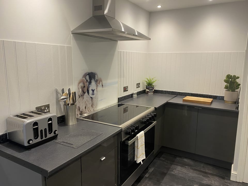 Cottage | Private kitchen | Fridge, dishwasher, electric kettle, toaster