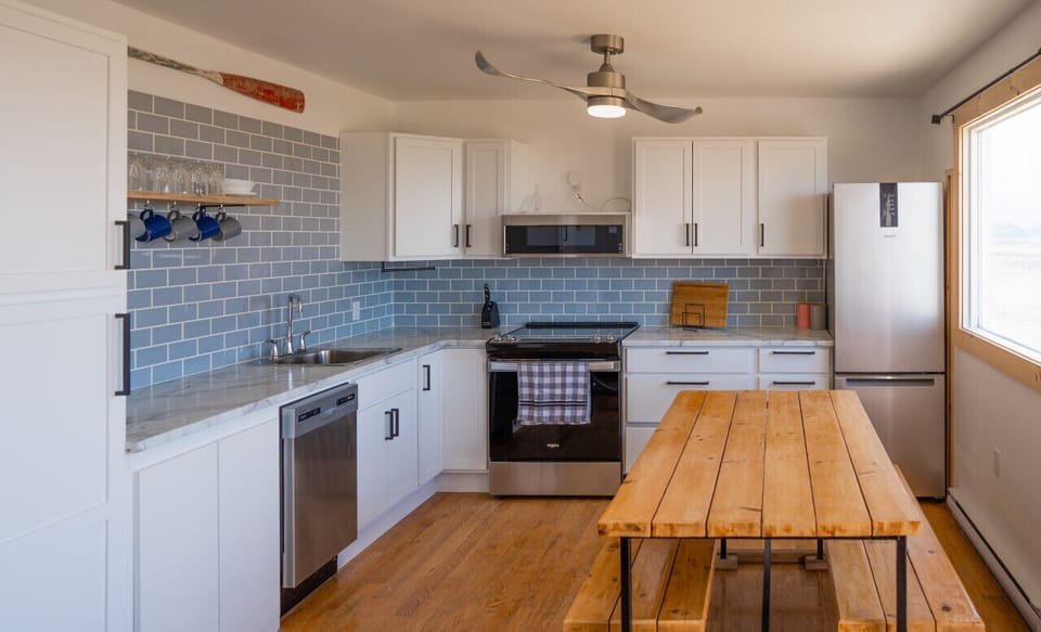 Kitchen with eat in seating