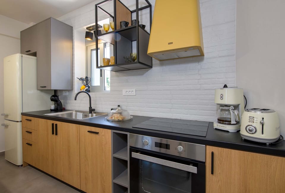 Comfort House, 2 Bedrooms | Private kitchen | Full-size fridge, oven, stovetop, espresso maker